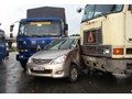Xe Inova Toyota bị kẹp giữa 2 xe tải tại Thủ Đức, TP HCM